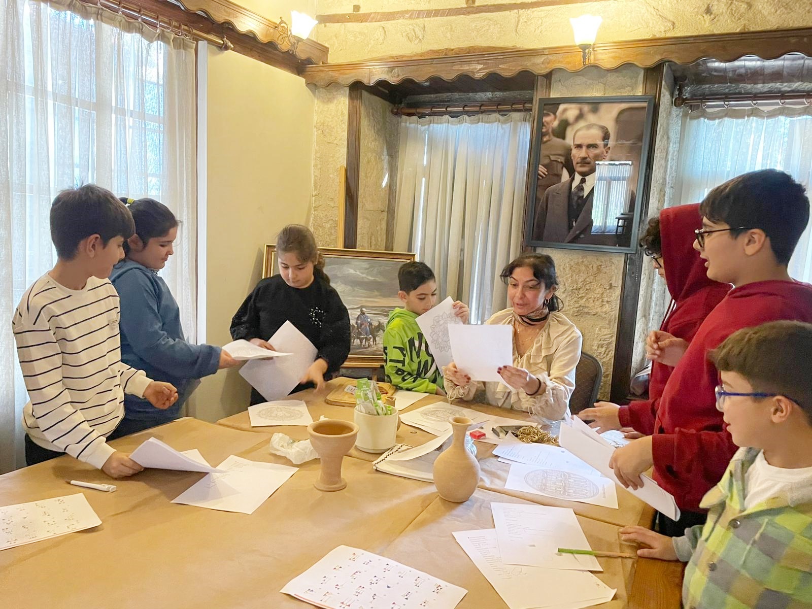 TARSUS’TA MİNİK ELLER TARİHE DOKUNDU: ÇOCUKLAR ARKEOLOJİYİ KEŞFETTİ!