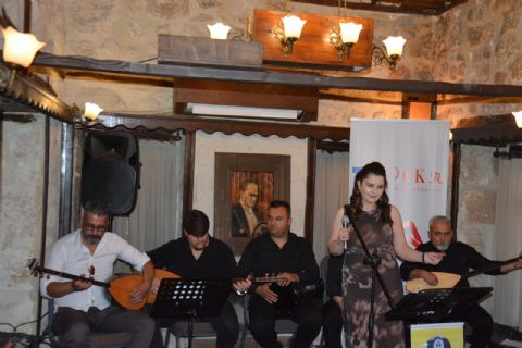 AŞIK MAHZUNİ ŞERİF, TADEKA’DA TÜRKÜLERİYLE ANILDI