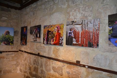 KUAFÖR ANJEL VE ROZA ANISINA TADEKA’DA “TARSUS’A EMEK VEREN KADINLAR” FOTOĞRAF SERGİSİ AÇILDI