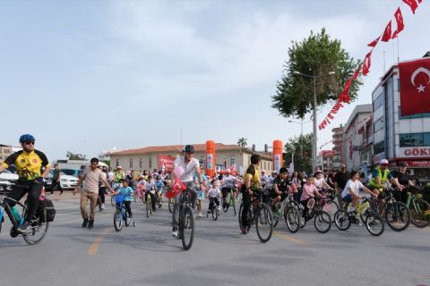 Tarsus’ta Çocuklar Bisiklet Şenliği Eğlenceli Bir Bayram Geçirdi!