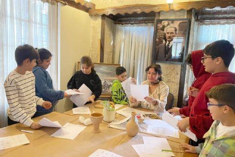 TARSUS’TA MİNİK ELLER TARİHE DOKUNDU: ÇOCUKLAR ARKEOLOJİYİ KEŞFETTİ!